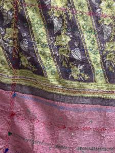 Proveedor Mayorista de Mantas Kantha Vintage Hechas a Mano para Decoración Bohemia del Hogar y Edredones Reversibles Sostenibles - Product Image 3