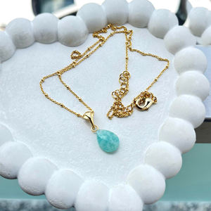 Collar minimalista con colgante de amazonita natural en forma de pera, cadena de latón chapada en oro de 18k con cuentas y cierre de mosquetón. - Product Image 4
