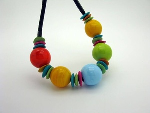Collier en résine au design artistique minimaliste et attrayant, bijoux légers adaptés à un usage quotidien et à un style de bureau. - Product Image 2