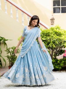 Ensemble de Lehenga de mariée en Faux Georgette de créateur avec broderie de sequins multicolores, chemisier non cousu et dupatta à bordure en dentelle pour célébrations - Product Image 3
