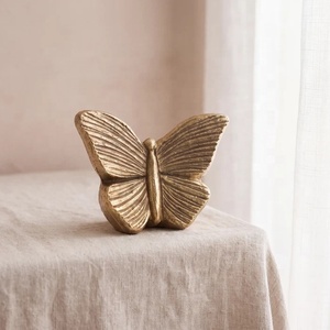Urne commémorative ailée avec motif papillon sculpté en métal, finition or vieilli, pour cendres funéraires, souvenir commémoratif - Product Image 3