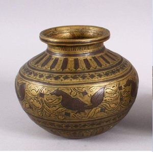 Lota tradicional de latón con motivos de pavo real grabados y un acabado de pátina oscura vintage. Disponible a precios de mayorista. - Product Image 1