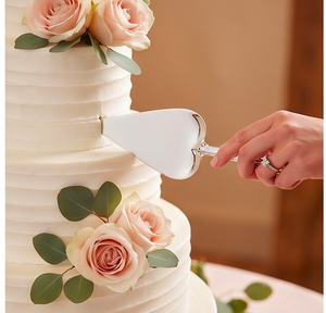 Serveur de gâteau en argent en forme de cœur de créateur Ensemble de découpe de gâteau élégant parfait pour les mariages, les anniversaires et les célébrations d'anniversaire - Product Image 5