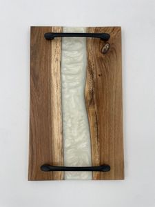Plateau de service artisanal en résine et bois, plateau en bois à bords naturels unique avec incrustation artistique en résine, décoratif pour la cuisine et la salle à manger - Product Image 6
