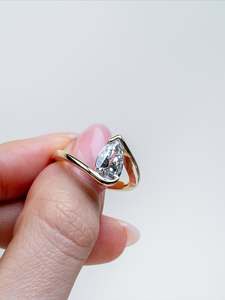 Anillo de Compromiso Solitario Minimalista de Oro de 18K/14K/10K con Diamante Cultivado en Laboratorio de Corte Pera de Lujo de 1.00 Ct, Joyería Fina Personalizada al por Mayor - Product Image 3