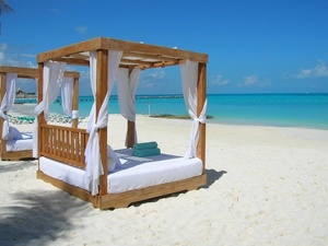 Cama de Playa con Toldo de Madera de Teca, Hecha a Mano, para Jardín, Hotel, Villa o Resort - Product Image 1