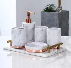 Ensemble d'accessoires de salle de bain contemporains en marbre avec distributeur de savon, porte-brosse à dents et porte-savon - Product Image 2