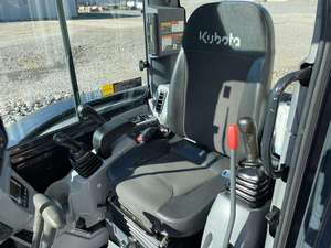 รถขุดขนาดเล็ก KUBOTA KX040-4 40 แรงม้า ห้องโดยสารแบบปิด ได้รับการรับรองมาตรฐาน EPA และ CE พร้อมมอเตอร์ไฮดรอลิกเสริม ปั๊ม กล่องเกียร์ และระบบ PLC - Product Image 6