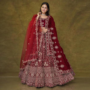 Ensemble Lehenga Choli en velours avec broderies riches, jupe évasée imposante, blouse détaillée, et dupatta à bordures ornées - Product Image 3