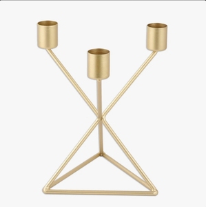 Support de bougie conique à 3 bras en métal doré - Candelabre géométrique moderne fait main écologique pour centre de table et décoration intérieure - Product Image 2