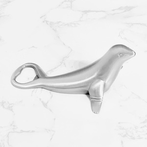 Ouvre-bouteille élégant en forme de dauphin, finition argentée, outil de bar, pièce de collection, adapté aux amateurs de thèmes marins et de motifs animaliers - Product Image 2