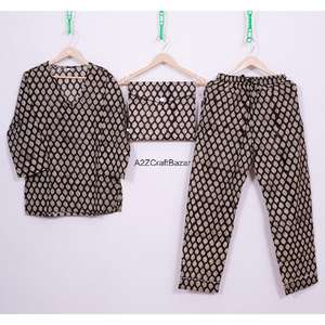 ชุดนอนผู้หญิงลายดอกไม้พิมพ์ลายทำมือ แขนสามส่วน คอวี เอวยางยืด เนื้อผ้านุ่ม ระบายอากาศได้ดี ผ้าฝ้าย 100% - Product Image 1