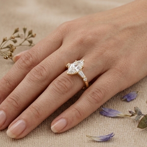 Bague de fiançailles en moissanite taille marquise pour femme, or 14 carats, solitaire, pierres latérales baguette, luxe moderne minimaliste, IGI - Product Image 5