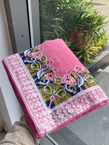 Elegante Saree Rosa de Georgette con Bordado Floral en el Borde |   Sari indio de diseñador para fiestas con blusa - Product Image 5