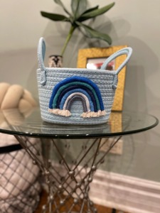 Cesta de macramé con diseño de arcoíris, ideal para la habitación de los niños, para guardar objetos y como regalo, con un diseño colorido y divertido, procedente de la India. - Product Image 5