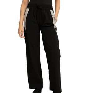 Pantalones negros de mujer con cordón, de pierna recta, casuales, con paneles laterales en contraste, cintura elástica, ligeros y cómodos. - Product Image 1
