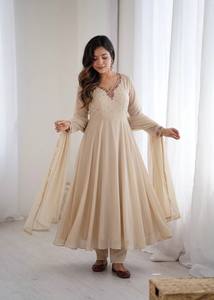 Robe Anarkali blanche en faux georgette, col en V, manches brodées, style Choli, dupatta en dentelle dorée, pour l'hiver et l'été, idéale pour les fêtes - Product Image 2
