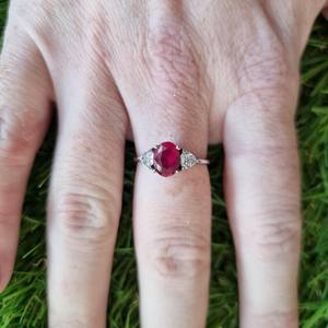 แหวนเงินแท้ 925 ประดับทับทิมและพลอยสังเคราะห์ทรงรีและทรงไตรลี่ออน 3 เม็ด ดีไซน์สามวง สำหรับผู้หญิง งานแฮนด์เมด ของขวัญวันครบรอบสุดพิเศษสำหรับคนรัก - Product Image 2