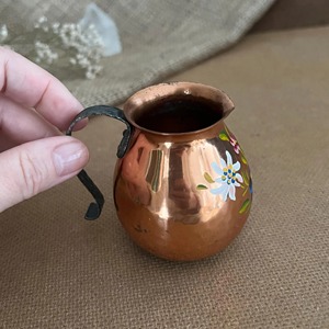 Pichet en cuivre artisanal avec motif floral, carafe vintage en métal pour boissons, objet décoratif, cadeau - Product Image 4