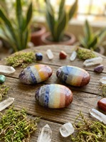 Pierre de palmier naturelle sept chakras en promotion pour la méditation, l'équilibrage énergétique ou l'alignement des chakras – Cristal disponible à la vente
