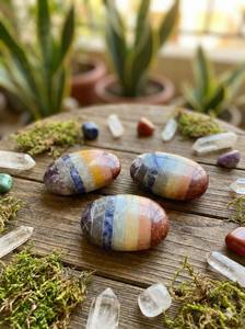 Piedra de Palma Natural de Siete Chakras en Oferta para Meditación, Equilibrio Energético o Alineación de Chakras, Cristal Disponible para la Venta - Product Image 4