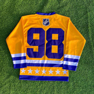 T-shirt personnalisé pour homme, style streetwear, col en V oversize, manches courtes, broderie et impression de lettres, pour fans de hockey sur glace - Product Image 2