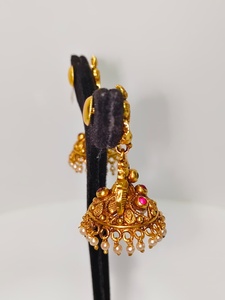 Pendientes Antiguos de Oro Sólido de 22k con Motivo de Lakshmi Hechos a Mano, Joyería de Boda con Esmeraldas Verdes y Perlas Naturales - Product Image 3