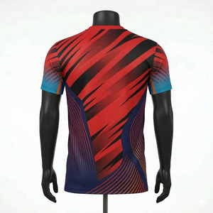 Camiseta de Manga Corta con Cuello Redondo y Estampado Geométrico Rojo para Hombre, de Secado Rápido, Tejido Deportivo, Corte Ajustado, Largo Regular - Product Image 2