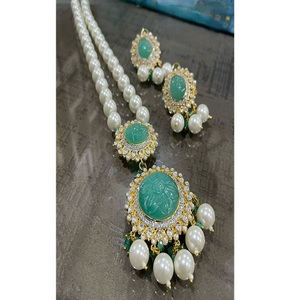 Magnifique ensemble collier et boucles d'oreilles classiques en laiton plaqué or de qualité supérieure avec longues perles et moissanite, idéal pour les mariages, les fêtes et les cadeaux pour femmes. - Product Image 1