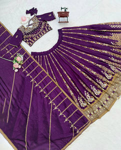 Vestido Lehenga Choli Tradicional de Seda con Diseño PinkCityBlocks, Adornado con Lentejuelas y Hilos de Alta Calidad - Product Image 3