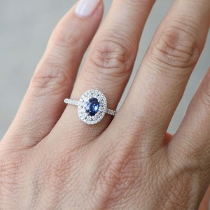 Anillo de Zafiro Azul Corte Ovalado 0.70 CT Oro Blanco 14K Anillo de Compromiso Vintage con Doble Halo Anillo de Boda de Media Eternidad Estilo Catedral - Product Image 5