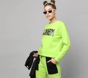 เสื้อสเวตเชิ้ตคอกลมสีเขียวนีออนสำหรับผู้หญิงพร้อมพิมพ์ลายตัวอักษรแขนยาวลำลองระบายอากาศได้ดีสำหรับฤดูใบไม้ร่วง - Product Image 1