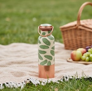 Botella de Agua de Cobre con Estampado de Hojas, Base Martillada y Tapa de Rosca, Diseño Inspirado en la Naturaleza y Elegancia Moderna - Product Image 4