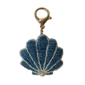 Porte-clés décoratif en perles de verre faites à la main en forme de coquillage avec broderie - Cadeau pour elle, occasions spéciales, mariage, anniversaire - Product Image 1