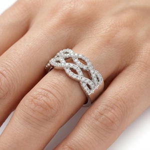 Bague de mariage torsadée haut de gamme en or 18 carats avec diamants entrelacés pour les marchés américain et britannique – Fabrication de bijoux sur mesure - Product Image 4