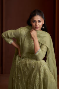 Conjunto de Kurta Anarkali bordada en Mul Chanderi color verde oliva, estilo étnico indio para mujer, con pantalón y dupatta. - Product Image 5