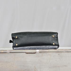 Elegante Bolso Tote de Cuero Genuino con Patrón Bordado y Cierre de Hebilla para Uso Diario - Product Image 5