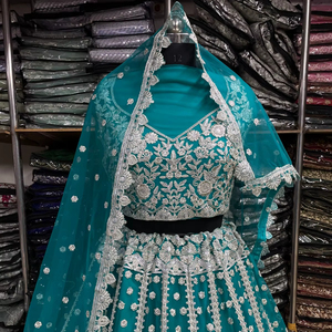 Lehenga Choli moderne brodé papillon en tulle, longueur ras du sol, pour mariage, Diwali, bal de promo - Product Image 1