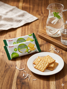 ขนมมะพร้าวกรอบทรงสี่เหลี่ยมทองคำ 220 กรัม – ขนมขบเคี้ยวกรอบอร่อยสไตล์ทรอปิคอล ผลิตโดยโรงงาน ODM เวียดนาม มีตัวอย่างฟรี - Product Image 2