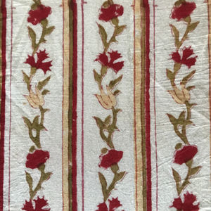 Tela de algodón estampada a mano – Diseño de rayas florales verticales |   Rojo y verde oliva sobre base blanca |   Textiles Artesanales Indios - Product Image 3