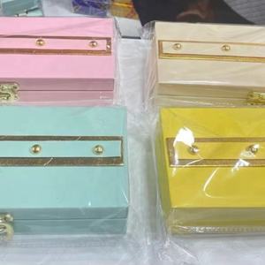 Elegantes Cajas de Regalo en Tonos Pastel, Fusión Perfecta de Encanto Tradicional y Contemporáneo, Cajas de Estilo Vintage con Banda Central Dorada - Product Image 1