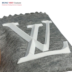Etiqueta de ropa de transferencia de calor de silicona de goma 3D con logotipo de Efecto elevado de TPU 3D personalizado para camiseta borde cortado con láser - Product Image 2