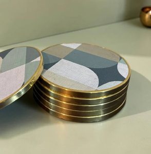 Juego de posavasos decorativos de metal con textura dorada, en forma de corazones y calabazas detalladas, disponibles a precios de mayorista. - Product Image 6