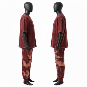 Ensemble jogging cargo pour homme en coton éponge 240 GSM, couleur bordeaux, avec empiècements patchwork, t-shirt et pantalon brodés avec logo. - Product Image 3