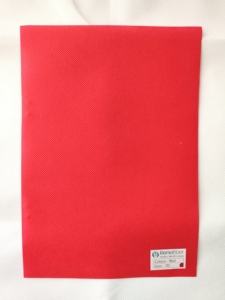 Rollo de tela no tejida de polipropileno (PP) spunbond rojo de 50 GSM, material de polipropileno ligero y ecológico para bolsas de compras y embalaje. - Product Image 1