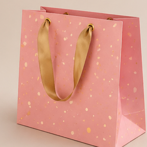 Bolsa de Regalo de Papel Rosa de Lujo Personalizada con Puntos Dorados y Asas de Cinta de Satén para Empaque de Boutique - Product Image 3