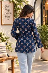 Kurti à fleurs bleues imprimées |   Tunique courte tendance Kurti |   Haut ethnique à col carré |   Kurti court pour femmes - Product Image 2
