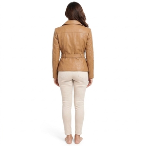 Chaqueta de cuero moderna para mujer con material resistente, ajuste cómodo y costuras impecables que proporcionan un uso duradero y suave. - Product Image 2