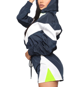 Conjunto de dos piezas personalizado para mujer con logo para exteriores: Sudadera corta con diseño de chevron en contraste y pantalones cortos impermeables con cordón y cintura alta. - Product Image 5