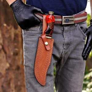 Cuchillo hecho a mano de acero de Damasco con mango de resina roja premium y funda de cuero genuino. - Product Image 5